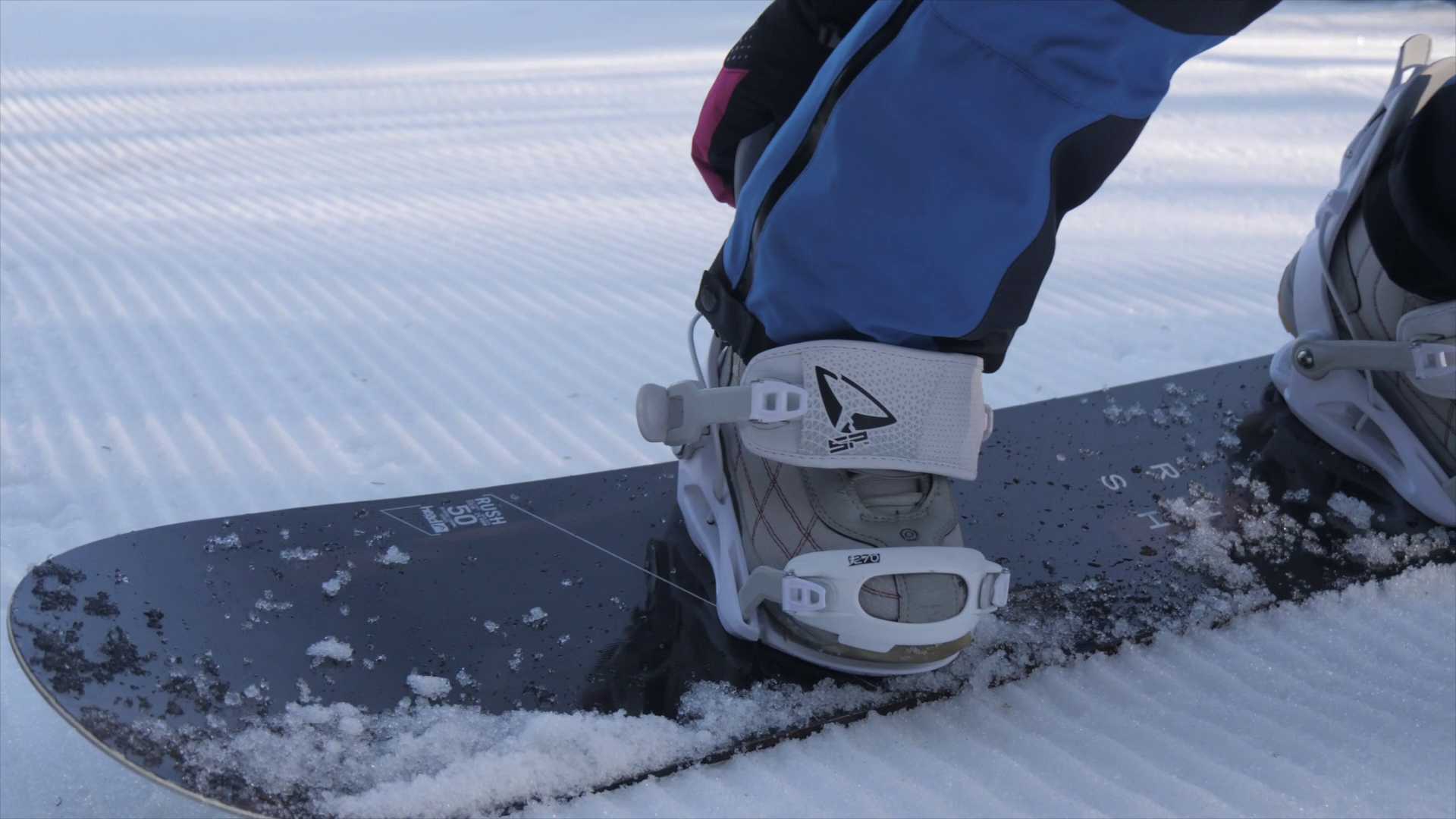Snowboardista na svahu